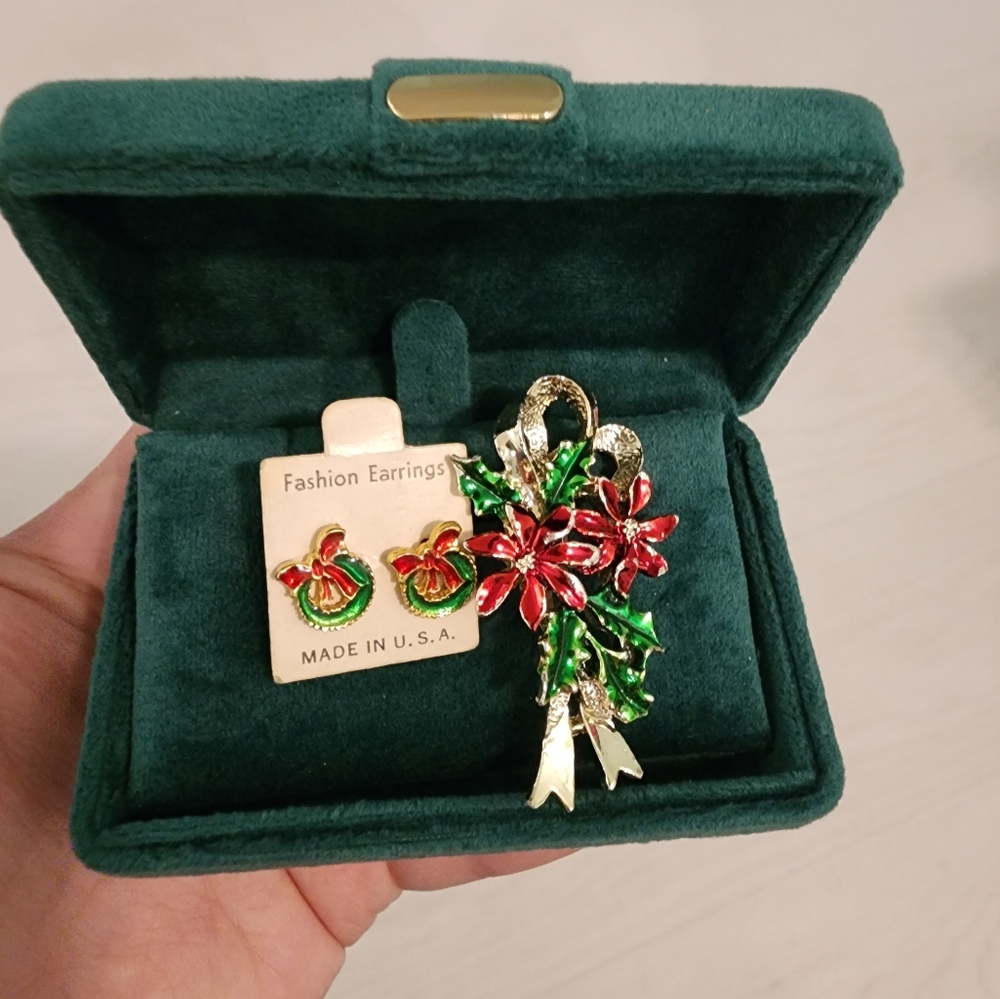 Christmas Jewelry Set: Signed Brooch, Earrings Wreath